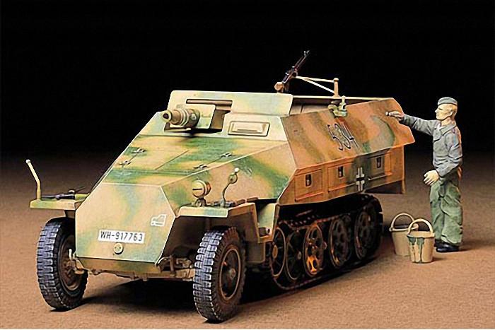 Tamiya 1/35 German SdKfz 251/9 Ausf D Halftrack Kit