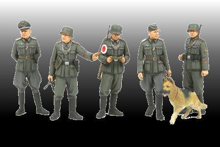 Tamiya 1/35 WWII German Field Police (5 w/Dog) Kit