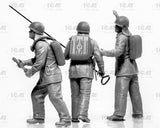 ICM 1/35 Chernobyl #2: Fire Fighter Diorama Set (AC40-137A Fire Truck, 4 Figures, Base)